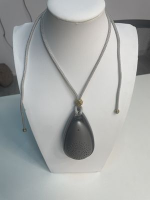 USB চার্জিং ক্যাবল সহ অন-দ্য-গো পোর্টেবল পরিধানযোগ্য এয়ার পিউরিফায়ার-এর মাধ্যমে পরিষ্কার বাতাস উপভোগ করুন